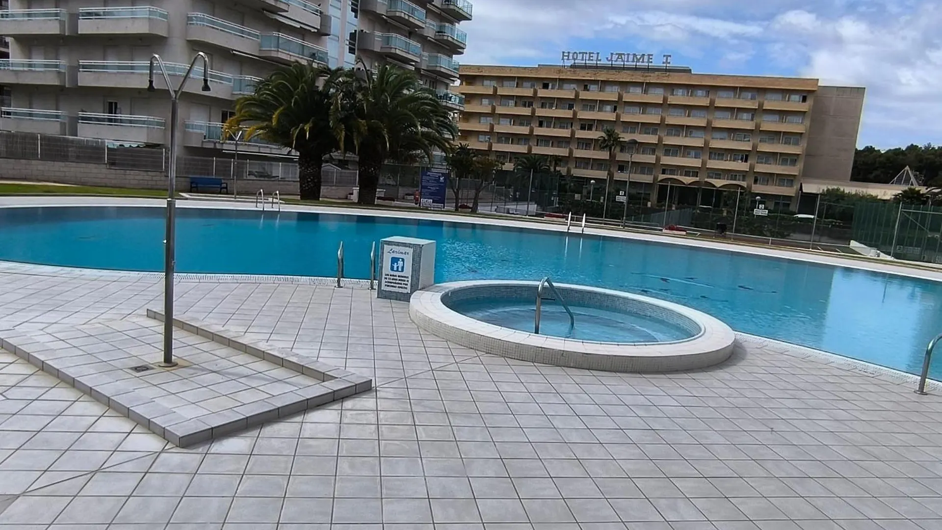 Apartament En El Centro De Salou, Playa , Padel , Tenis Y Piscina, Complejo Larimar